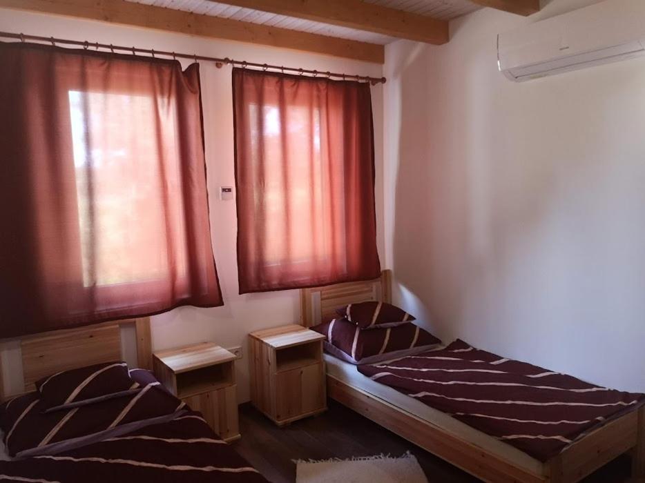 Tómajor Vendégházak Tiszaeszlar Esterno foto