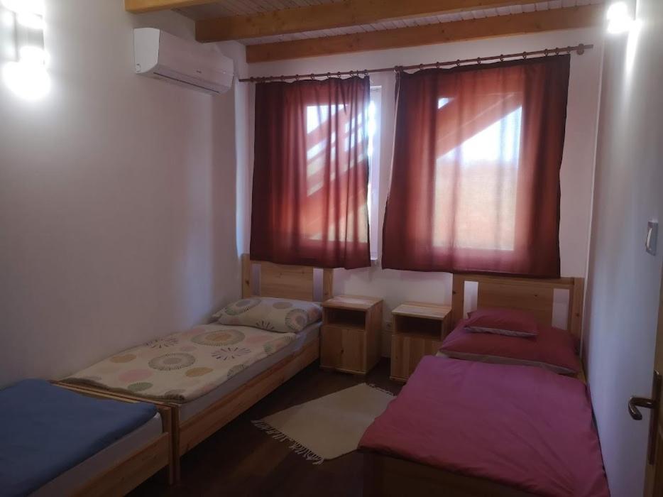 Tómajor Vendégházak Tiszaeszlar Esterno foto