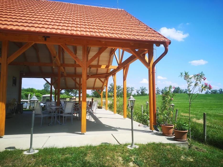 Tómajor Vendégházak Tiszaeszlar Esterno foto