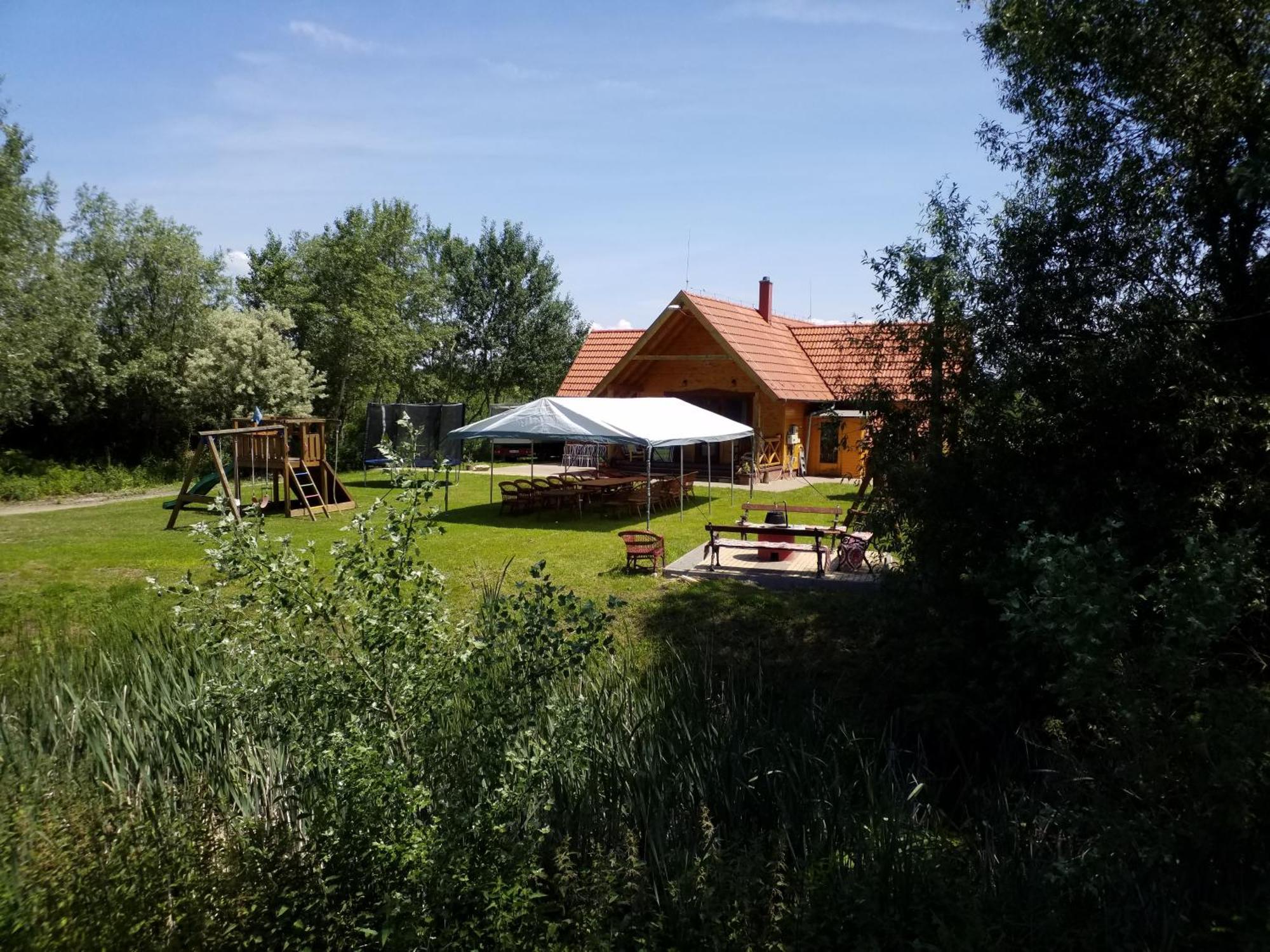 Tómajor Vendégházak Tiszaeszlar Esterno foto